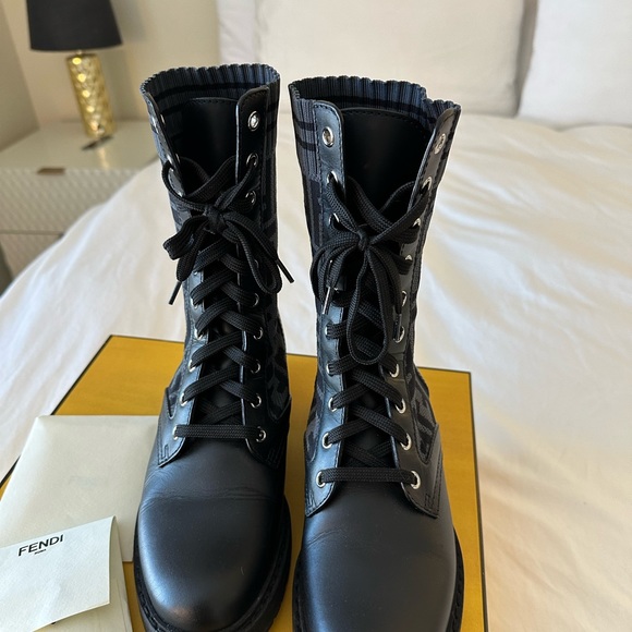 Fendi Rockoko
Black leather biker boots with stretch fabric size 36.5 - Picture 5 of 10
